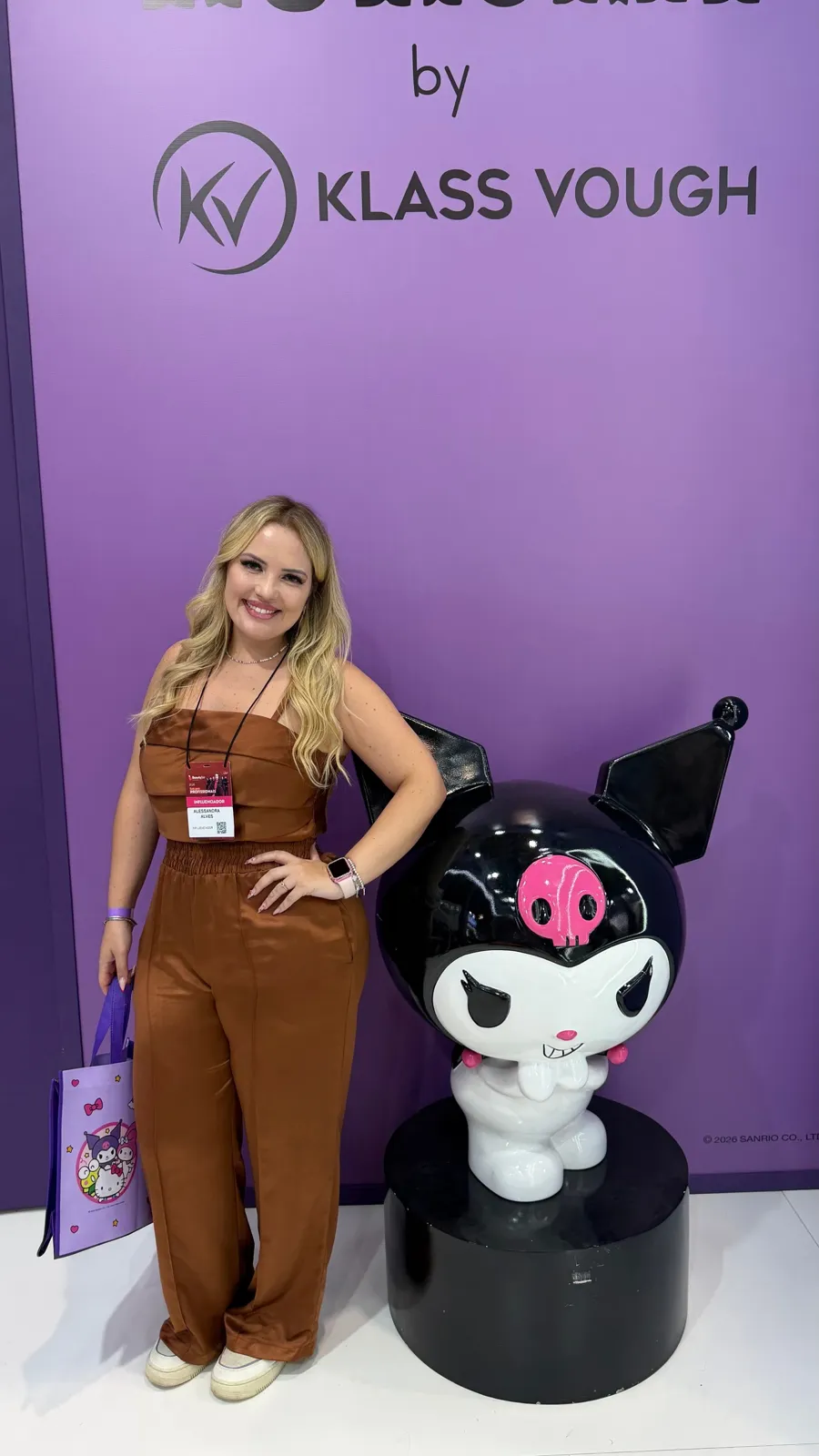 Alessandra no estande Klass Vough ao lado da personagem Kuromi