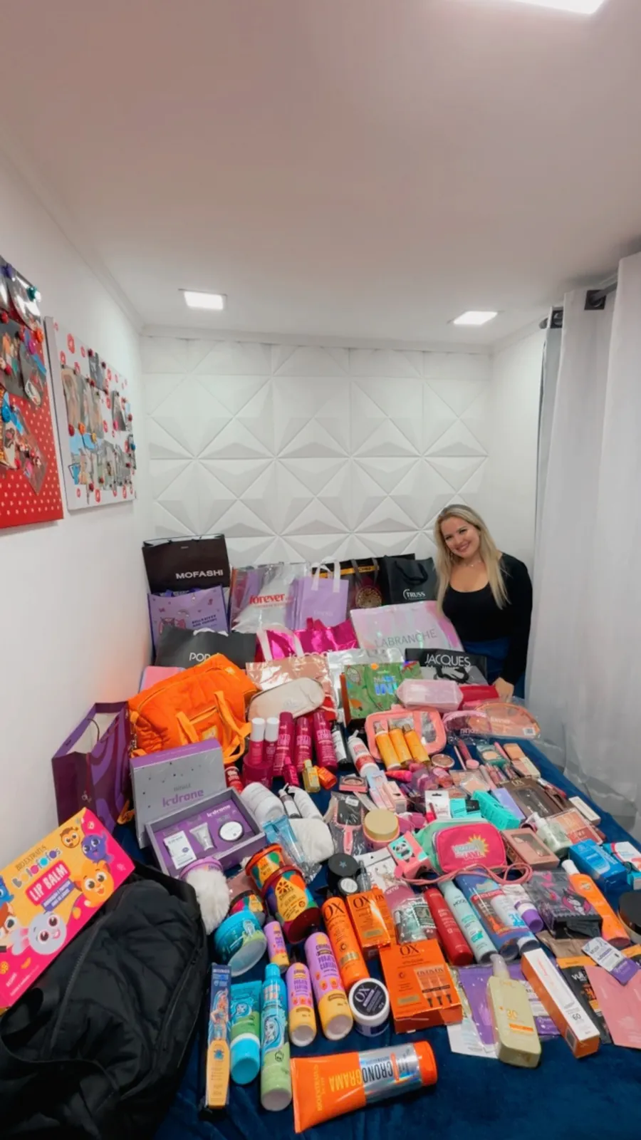 Alessandra com dezenas de produtos de beleza recebidos de marcas