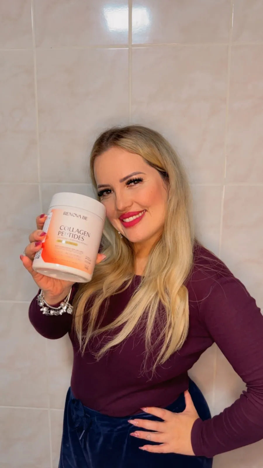 Alessandra Alves sorrindo e segurando um produto de beleza